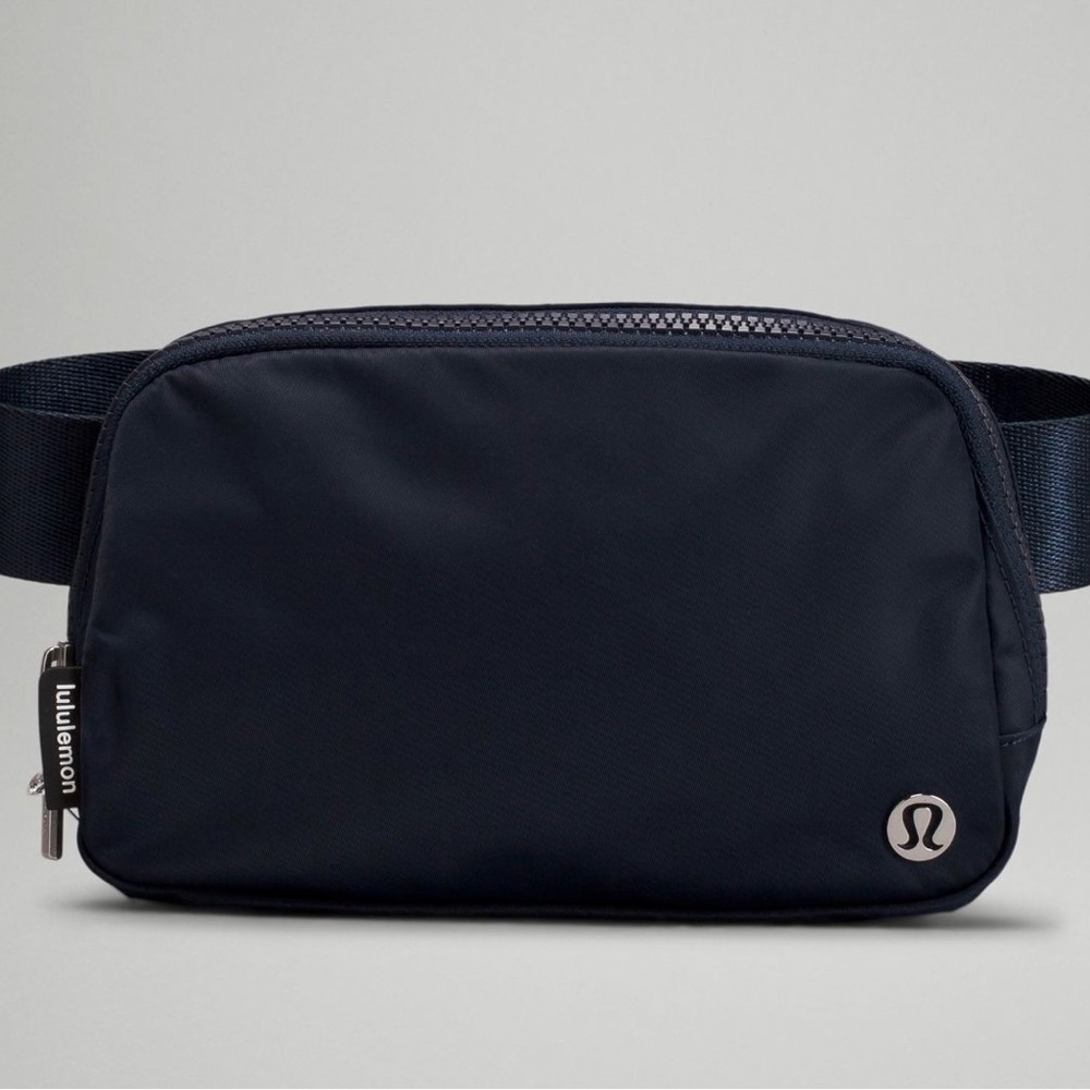 Lululemon Everywhere Belt Bag - Navy